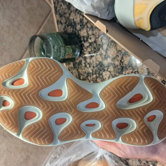adidas Yeezy 700 V3 - Picture 4 of 8